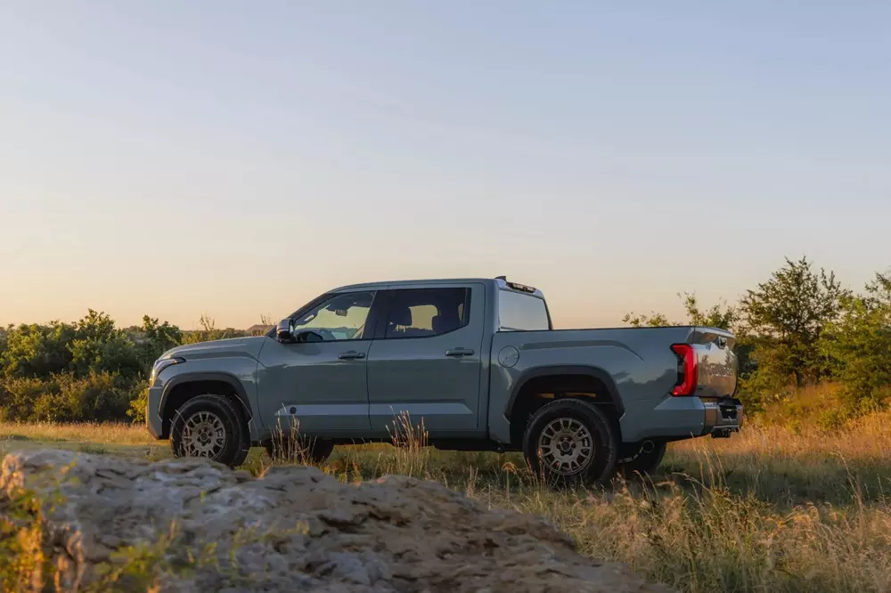 toyota-tundra-2027-7-5c15 Toyota Tundra 2027 có 2 tùy chọn động cơ