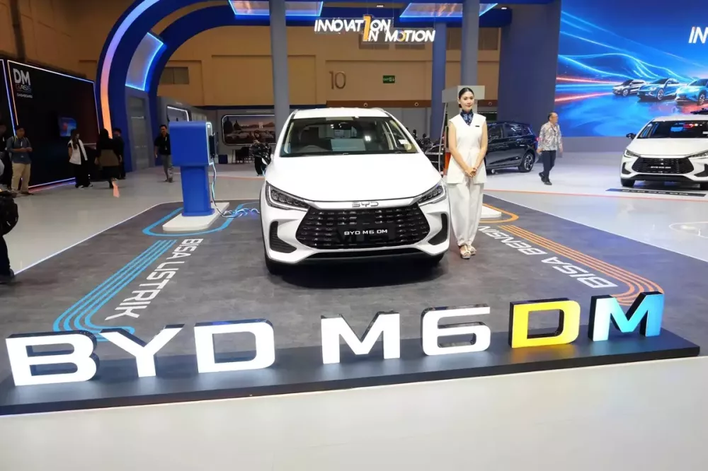 byd-m6-dm-6-8599 Cận cảnh BYD M6 phiên bản hybrid sạc điện mới