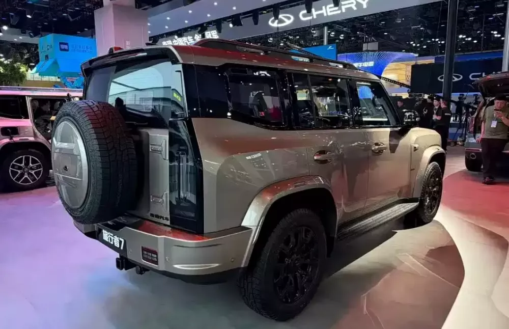 chery-jetour-traveller-7-2-286a Chery Jetour Traveller 7 sở hữu cụm đèn hậu nằm dọc cỡ lớn và lốp dự phòng trên cửa cốp