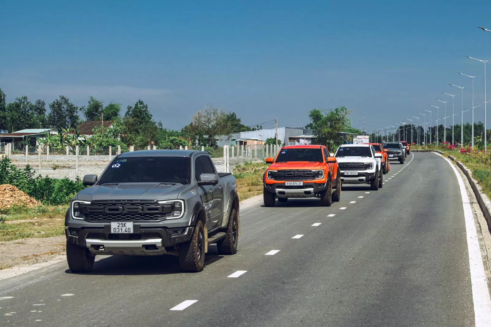 ford-raptor-43aa Ford Việt Nam tung loạt ưu đãi tài chính và mở rộng bảo hành cho các dòng xe chủ lực - Ảnh 1.