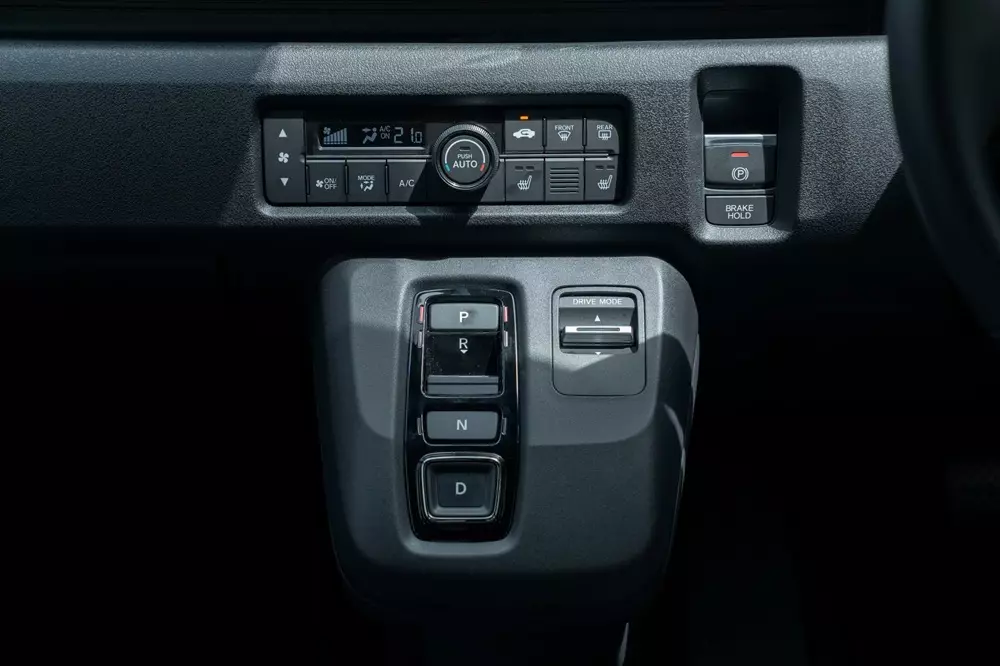 Cụm điều khiển trung tâm với các nút bấm chuyển số của Honda Super-One