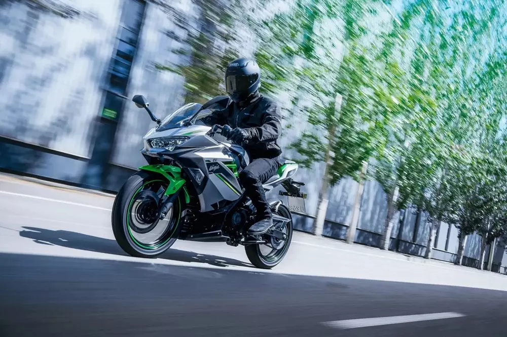 kawasaki-ninja-e-1-2027-b7e0 Mô tô điện Kawasaki Ninja e-1 2027 sở hữu công suất và giá bán gây thất vọng - Ảnh 2.