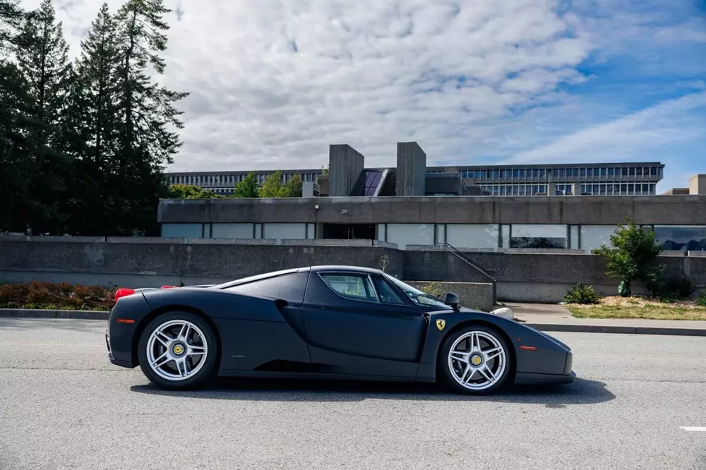 ferrari-enzo-3-8dd3 Chiếc Ferrari Enzo sơn đen nhám duy nhất trên thế giới từng thuộc sở hữu của Hoàng gia Brunei - Ảnh 3.