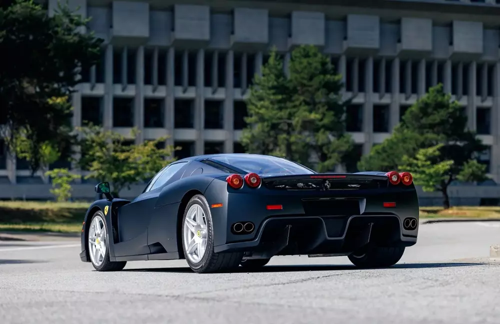 ferrari-enzo-307a Chiếc Ferrari Enzo sơn đen nhám duy nhất trên thế giới từng thuộc sở hữu của Hoàng gia Brunei - Ảnh 2.