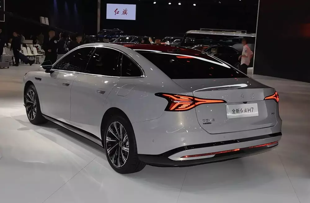 hongqi-h7-1-c349 Hongqi H7 thế hệ mới chính thức trình làng, chạy 240 km không tốn xăng - Ảnh 9.