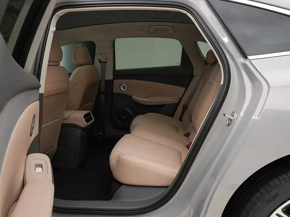 hongqi-h7-10-78b6 Hongqi H7 thế hệ mới chính thức trình làng, chạy 240 km không tốn xăng - Ảnh 7.