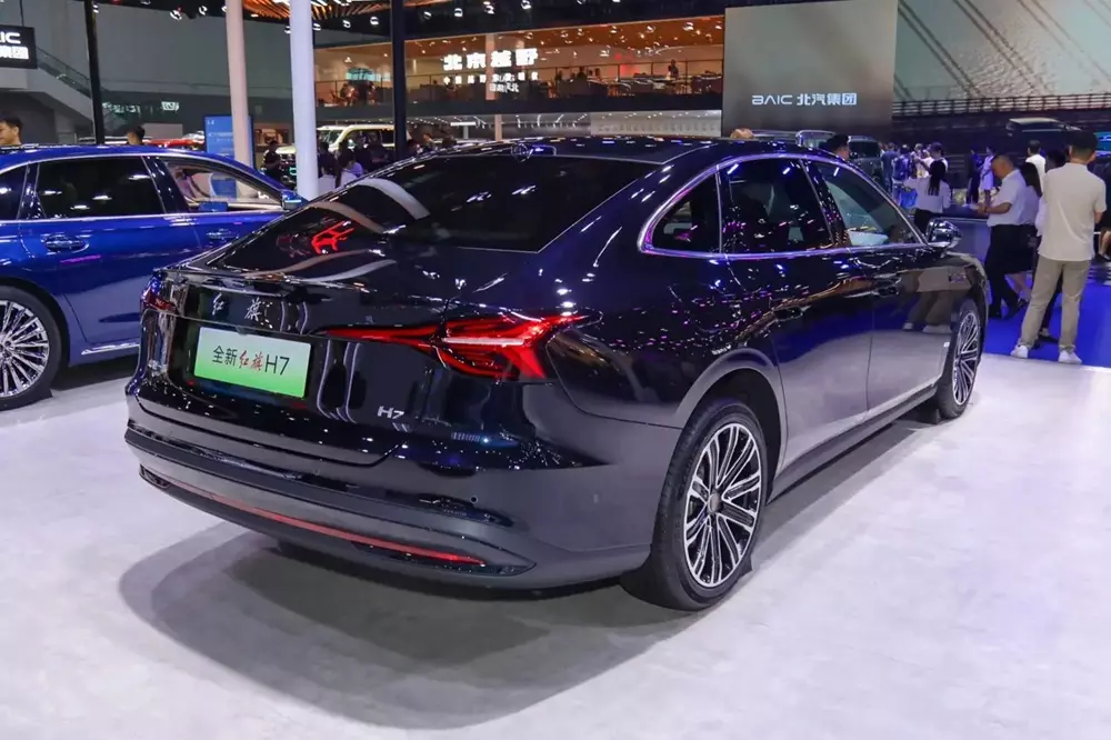 hongqi-h7-4-4cc0 Hongqi H7 thế hệ mới chính thức trình làng, chạy 240 km không tốn xăng - Ảnh 8.