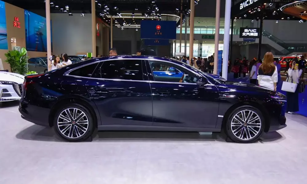 hongqi-h7-5-9e05 Hongqi H7 thế hệ mới chính thức trình làng, chạy 240 km không tốn xăng - Ảnh 4.