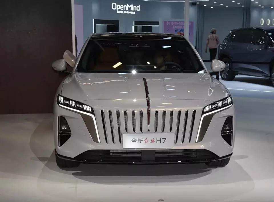 hongqi-h7-8-f7d5 Hongqi H7 thế hệ mới chính thức trình làng, chạy 240 km không tốn xăng - Ảnh 2.