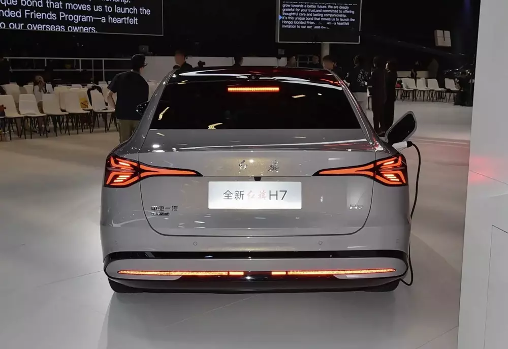 hongqi-h7-9-5b22 Hongqi H7 thế hệ mới chính thức trình làng, chạy 240 km không tốn xăng - Ảnh 3.