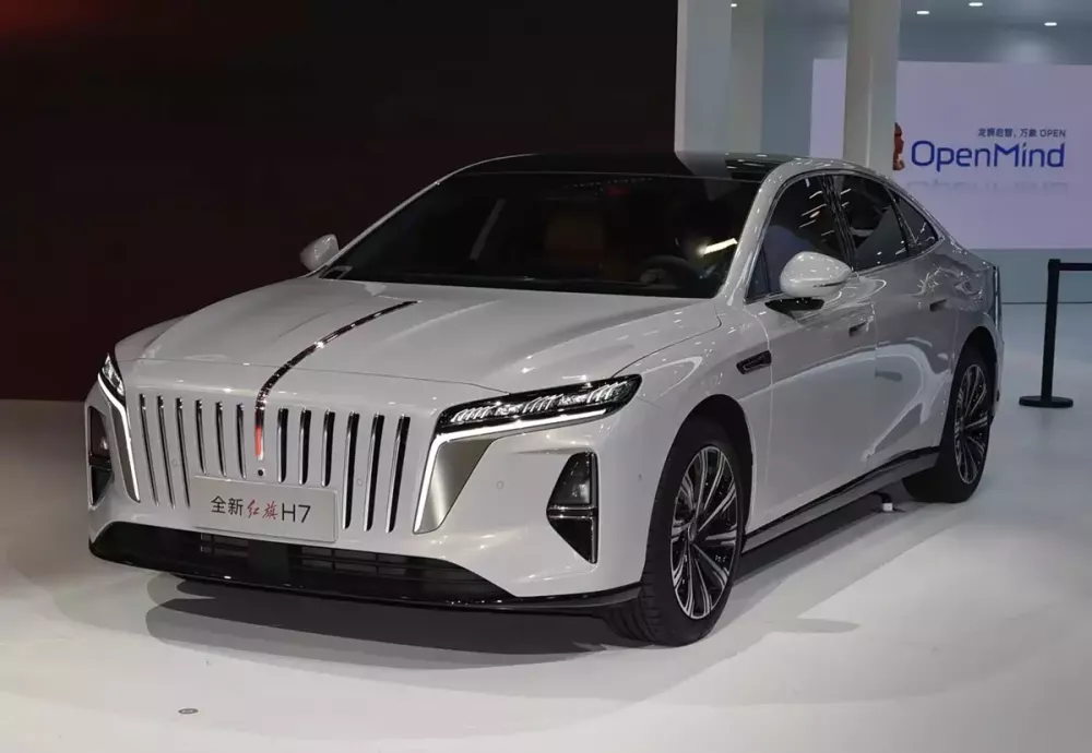 hongqi-h7-f077-1 Hongqi H7 thế hệ mới chính thức trình làng, chạy 240 km không tốn xăng - Ảnh 1.