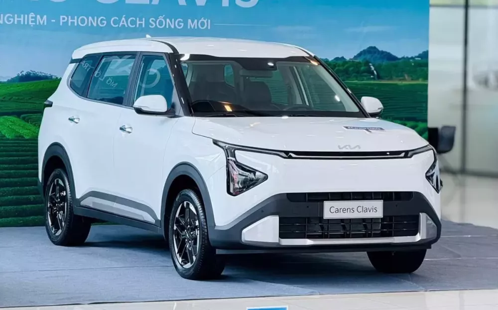 kia-carens-clavis-1-c71e-1 Ngắm hình ảnh "bằng xương, bằng thịt" của Kia Carens Clavis tại đại lý Việt: thiết kế mới, trang bị "xịn" hơn - Ảnh 1.