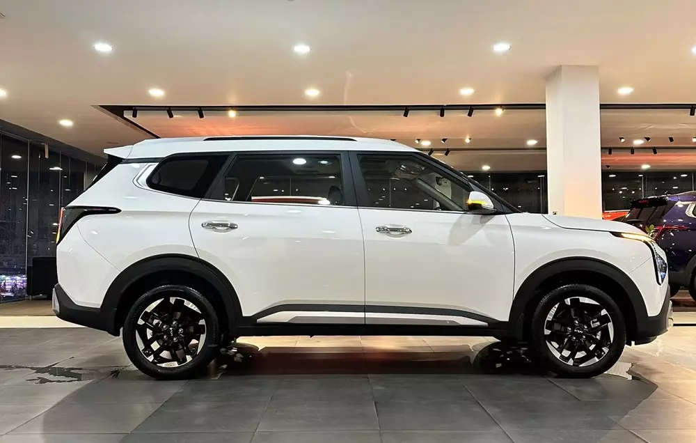 kia-carens-clavis-8-9d9b Ngắm hình ảnh "bằng xương, bằng thịt" của Kia Carens Clavis tại đại lý Việt: thiết kế mới, trang bị "xịn" hơn - Ảnh 2.
