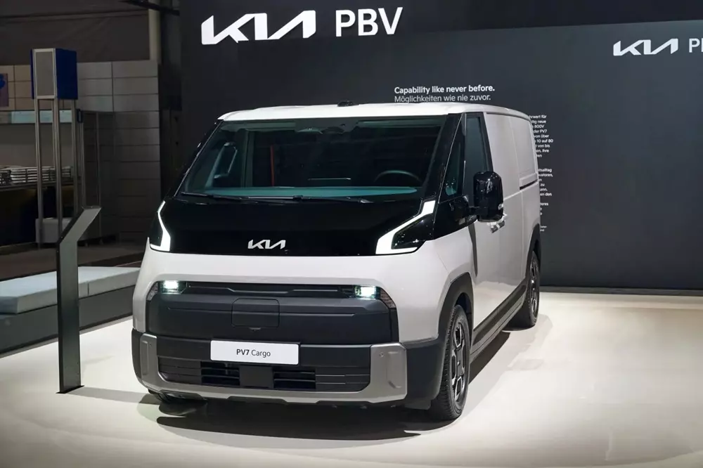 kia-pv7-cargo-1-ad4d Kia PV7 trình làng, phả hơi nóng lên Ford Transit - Ảnh 2.