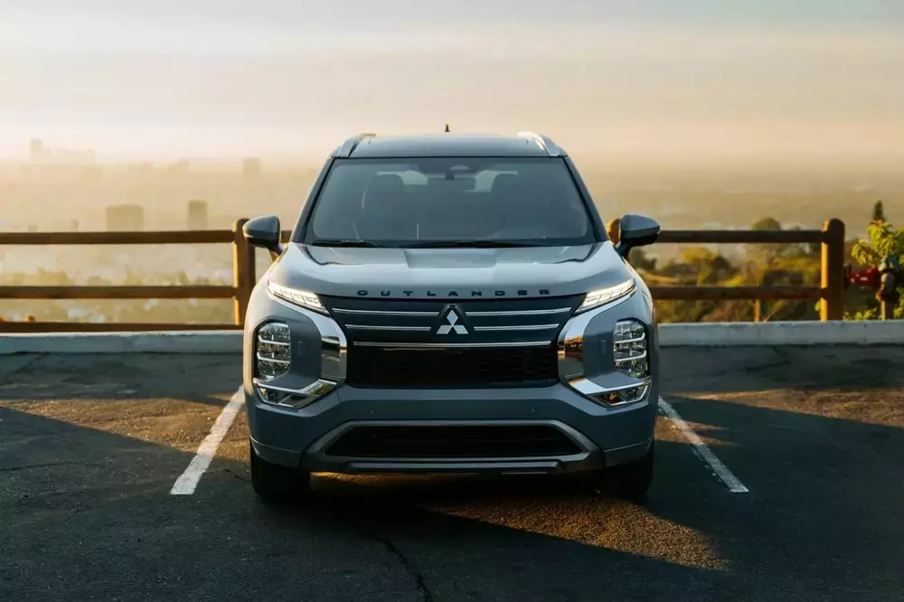 Cận cảnh khu vực đầu xe của Mitsubishi Outlander 2027