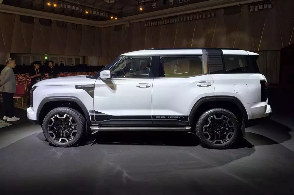 mitsubishi-pajero-2027-2-9b5c Mitsubishi Pajero 2027 bản cao cấp nhất dùng mâm 20 inch phối 2 màu đen-crôm