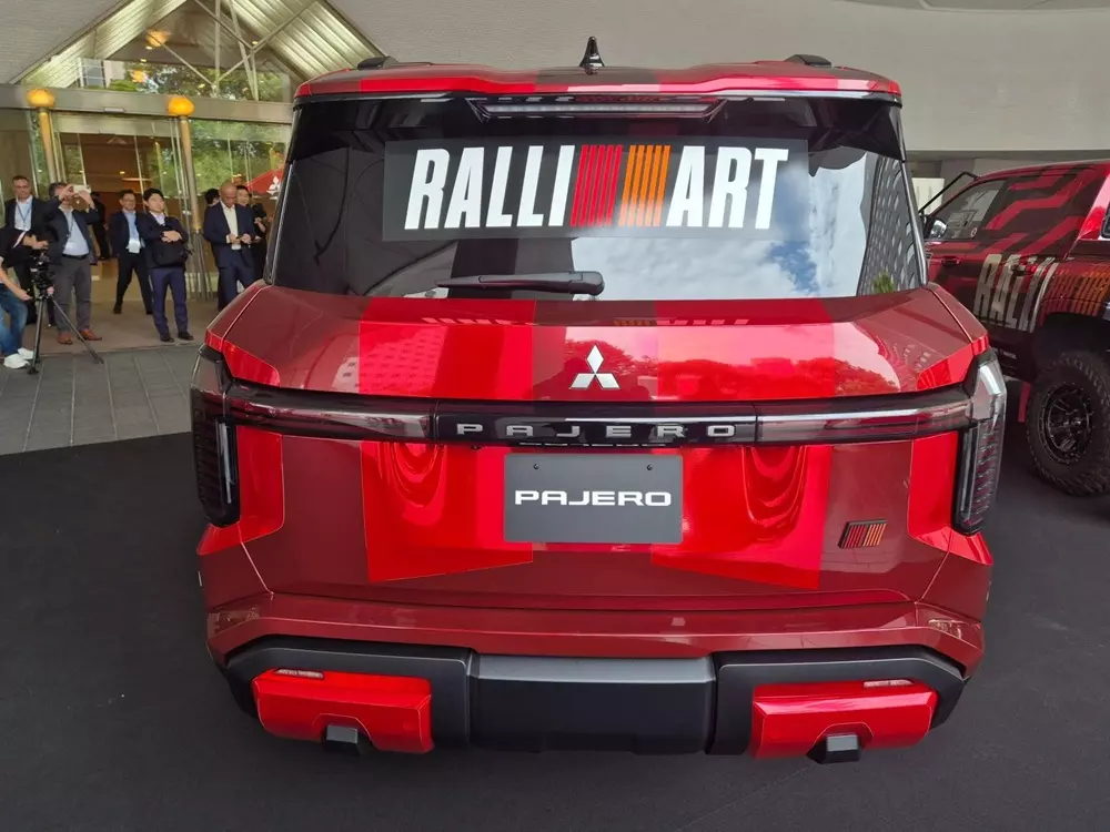 Mitsubishi Pajero Rally Concept nhìn từ phía sau