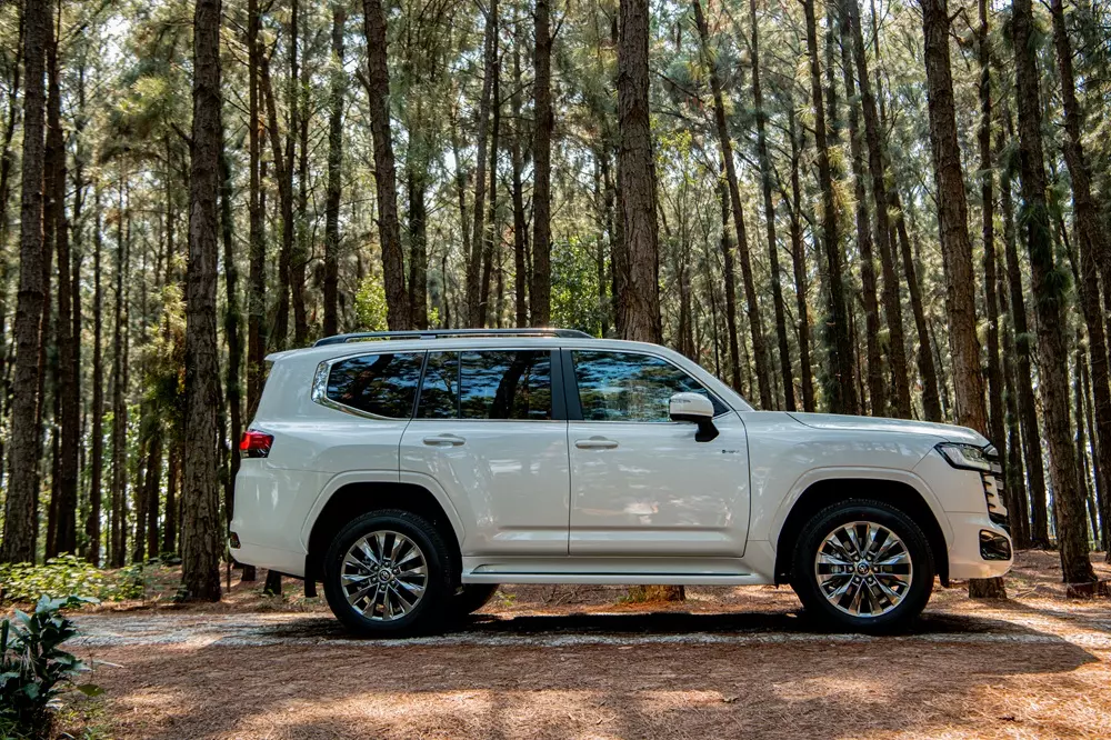 toyota-land-cruiser-300-hev-3-f334 Toyota Land Cruiser 300 HEV được trang bị đèn chiếu xa tự động