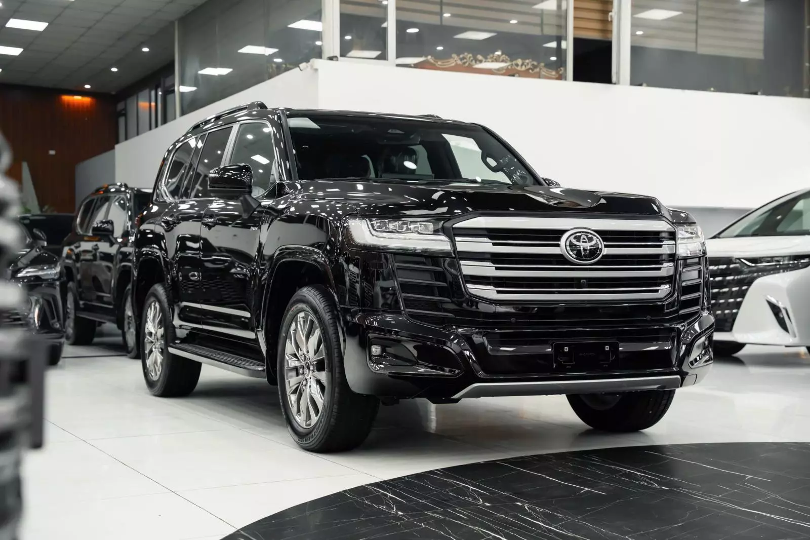 toyota-land-cruiser-hev1-8f06 Soi cận từng góc "quái thú" Toyota Land Cruiser HEV giá 4,71 tỷ đồng tại đại lý - Ảnh 4.