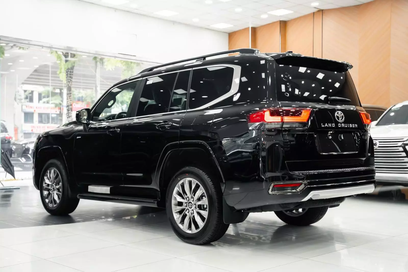 toyota-land-cruiser-hev4-939d Soi cận từng góc "quái thú" Toyota Land Cruiser HEV giá 4,71 tỷ đồng tại đại lý - Ảnh 14.