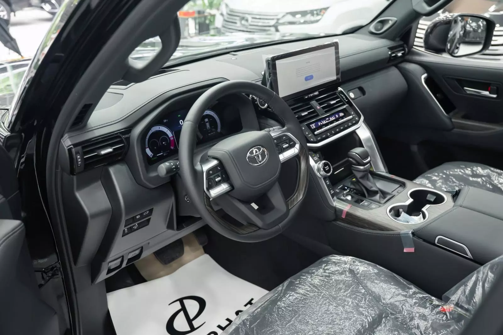 toyota-land-cruiser-hev6-1630 Soi cận từng góc "quái thú" Toyota Land Cruiser HEV giá 4,71 tỷ đồng tại đại lý - Ảnh 7.