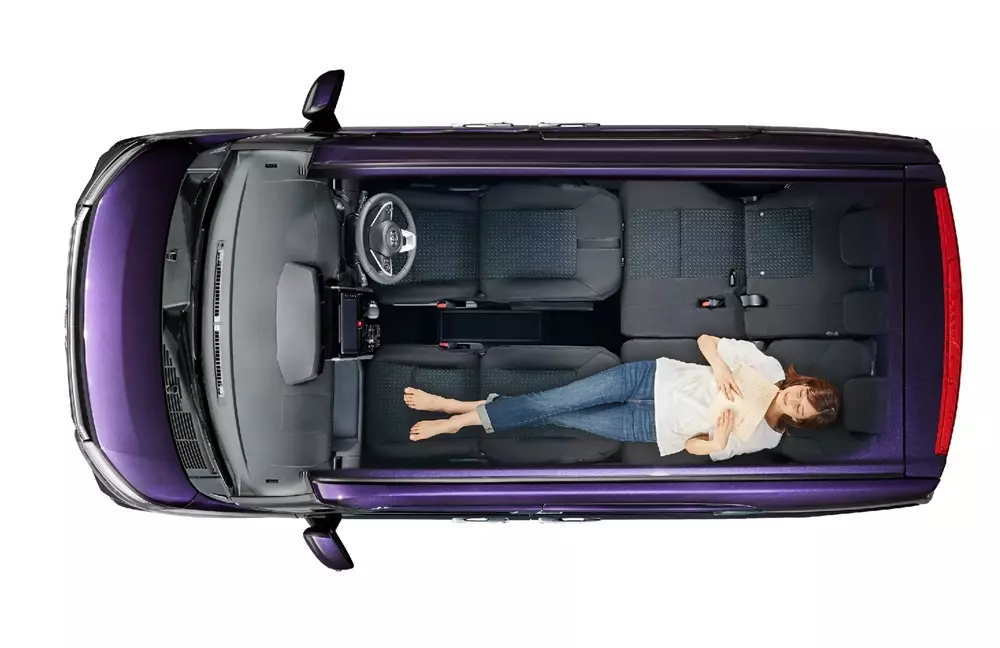 Toyota Roomy 2027 sở hữu ghế có thể ngả xuống thành giường