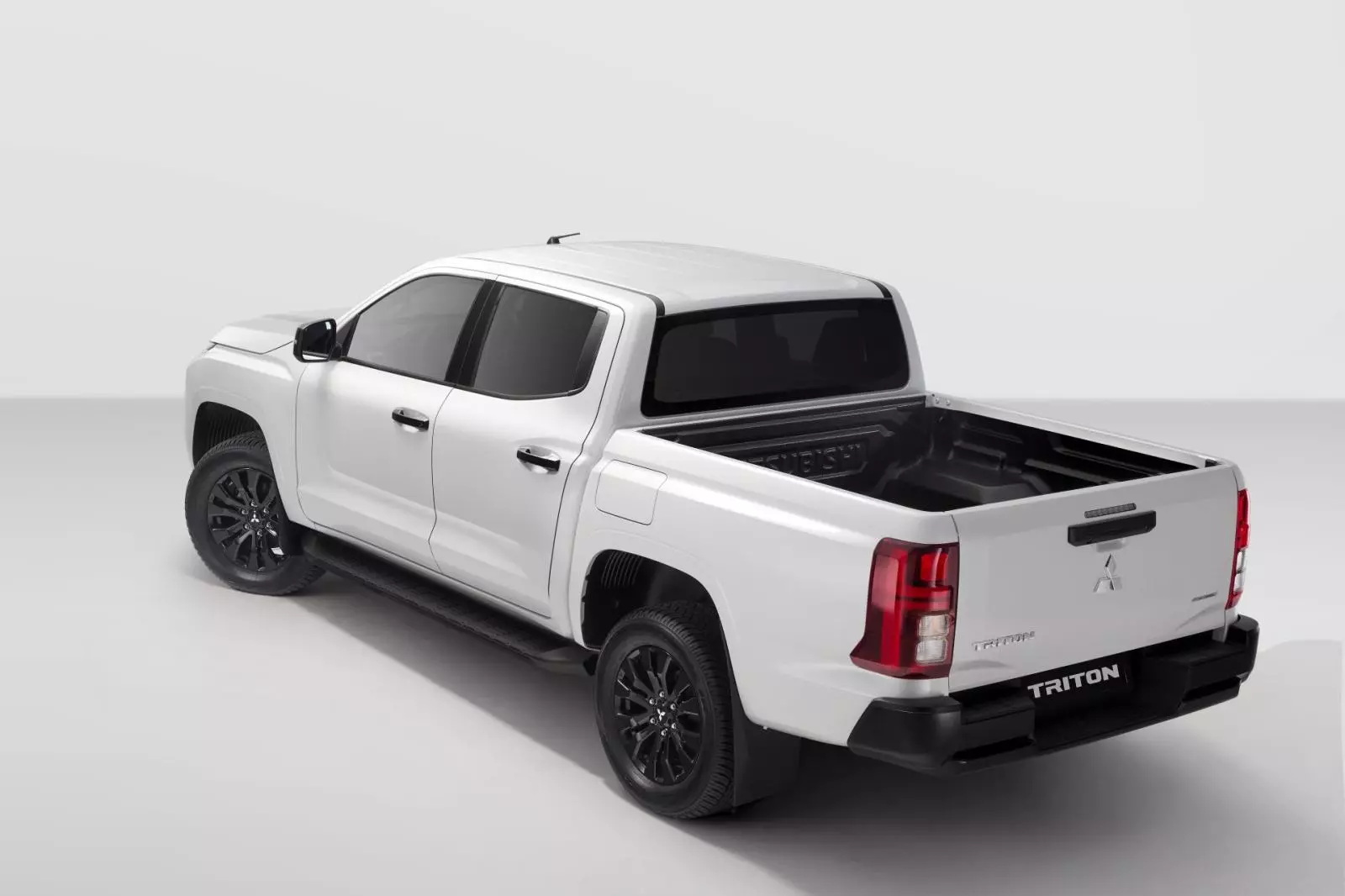 triton-2wd-premium1-d77c Mitsubishi Triton thêm bản hai cầu Premium, giá 782 triệu đồng - Ảnh 2.