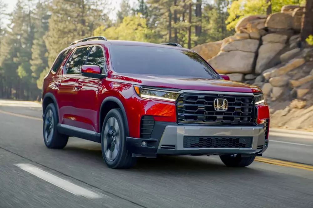 xe-lap-duoc-3-ghe-tre-em-honda-pilot-d9f0 7 mẫu xe gia đình có thể lắp 3 ghế trẻ em trên một hàng ghế - Ảnh 5.
