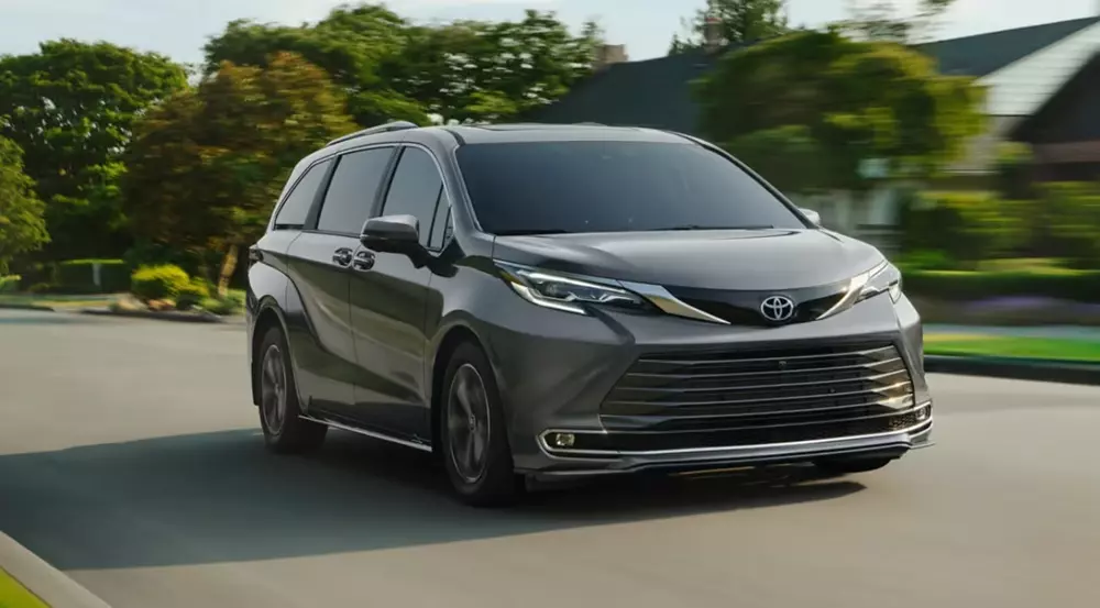 xe-lap-duoc-3-ghe-tre-em-toyota-sienna-2b87 7 mẫu xe gia đình có thể lắp 3 ghế trẻ em trên một hàng ghế - Ảnh 7.