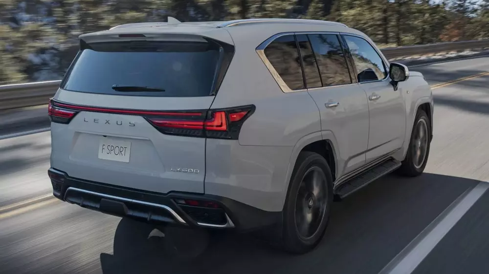 Không có gì bất ngờ khi Lexus LX F Sport sở hữu thiết kế thể thao hơn các bản còn lại