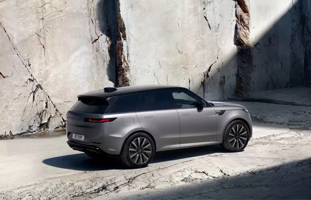 range-rover-sport-electric-6-b6a5 Ra mắt Range Rover Sport Electric: nhanh ngang bản dùng máy V8 và có thiết kế gần như giống hệt - Ảnh 4.